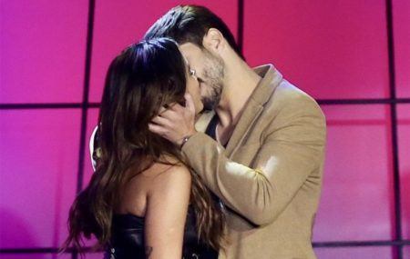 Anitta troca beijo com o cantor Leandro Martins no Prêmio Multishow