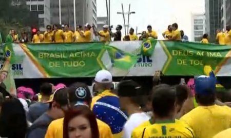 Em ato, filho de Bolsonaro ofende mulheres que não são da direita