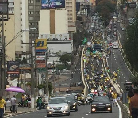 Manifestantes fazem passeata a favor de Bolsonaro em Campinas (SP)