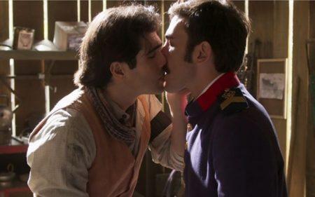 O beijo entre Luccino e Otávio em Orgulho e Paixão repercutiu na web