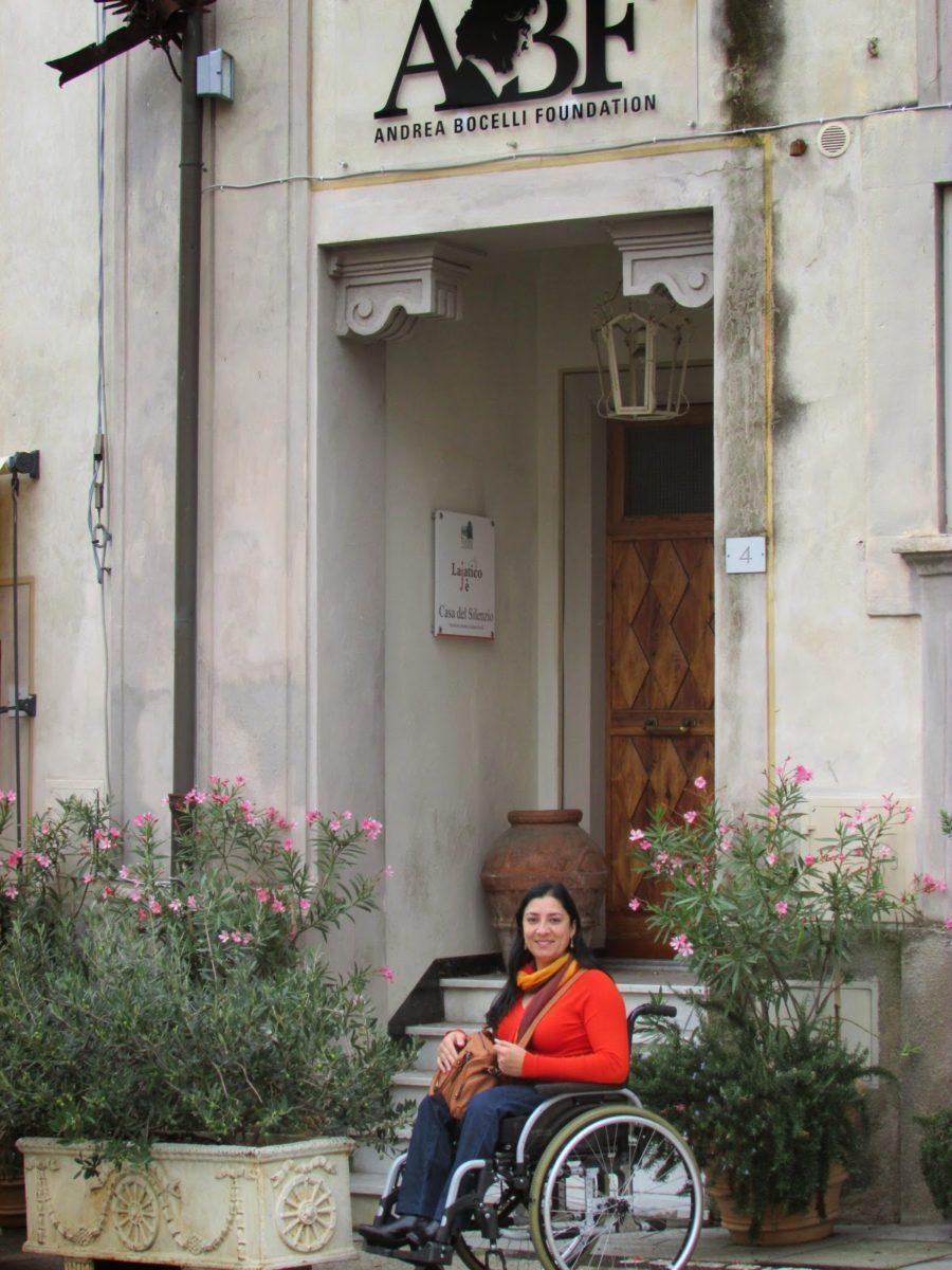 Nilza em frente a Fundação Bocelli, em Lajatico