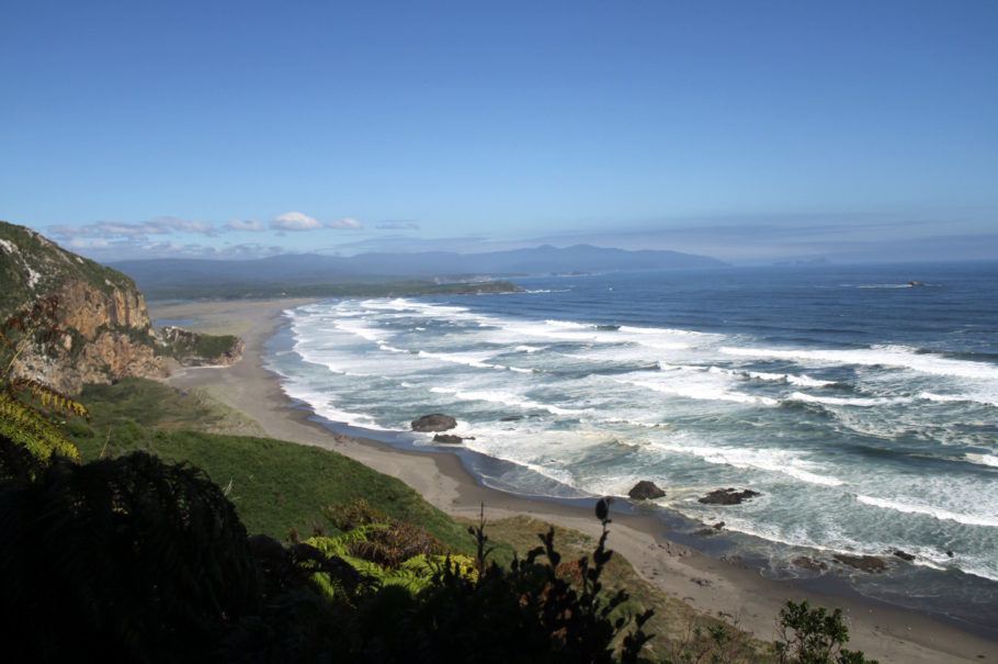Oceano Pacífico, visto durante trilha Duhatao-Chepu, em Chiloé