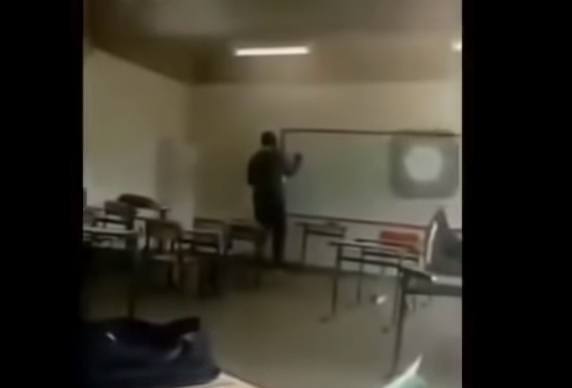 Cena de vídeo que mostra alunos humilhando professor em Ciep de Rio das Ostras