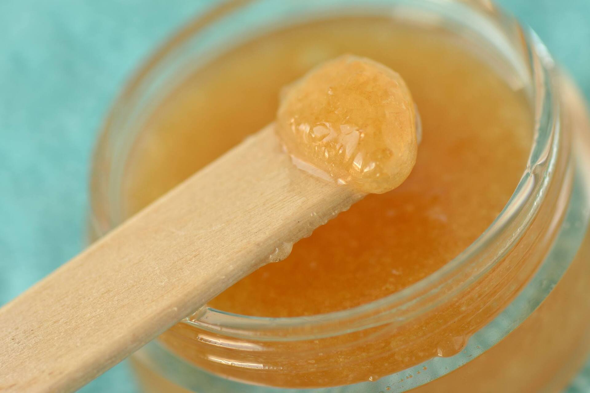 Misture açúcar mascavo com óleo de amêndoas e obtenha um excelente esfoliante