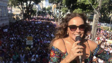 Daniela Mercury participou de manifestação contra Bolsonaro em Salvador