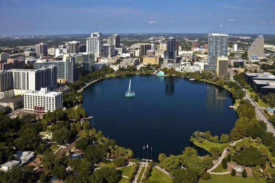 Para viagens médias, destinos internacionais ganham destaque, como Orlando