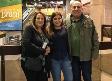 Família do ex-BBB Kaysar desembarca no Brasil e agradece a Deus