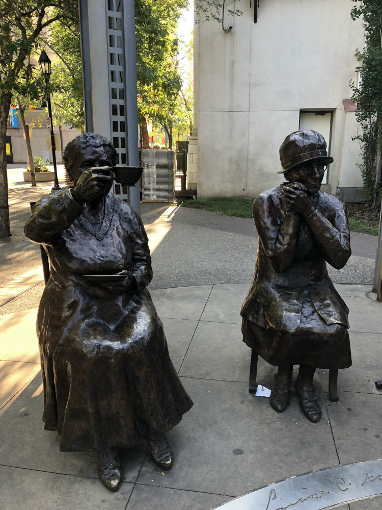 As estátuas representam mulheres reais que lutaram pelos seus direitos no início do século 20