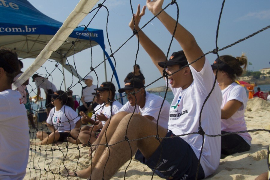 Vôlei sentado é uma das atividades do Festival da Diversidade Superar, que integra atletas paralímpicos e o público em Copacabana
