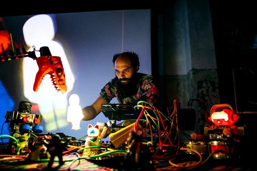 Brinquedos e dispositivos eletrônicos criam imagem e som em tempo real numa das performances do Festival Multiverso