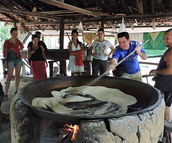 Turistas conhecem a produção de farinha artesanal