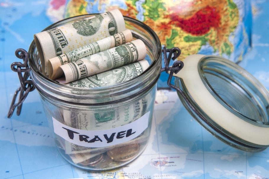 Encontre uma maneira de investir o seu dinheiro que esteja alinhada com a data em que você pretende viajar