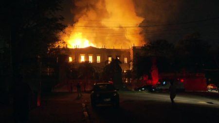 Incêndio tomou conta de todo o Museu Nacional na noite deste domingo, 2