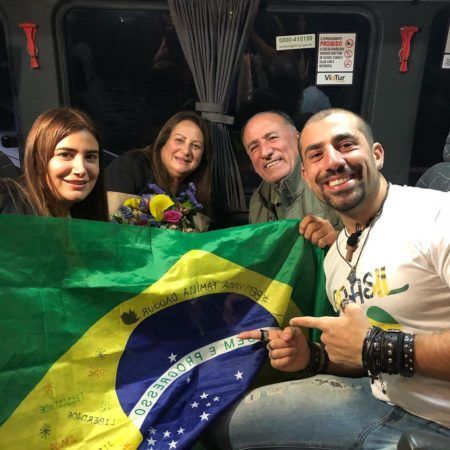 Kaysar se reúne com a família no Brasil e comemora este momento