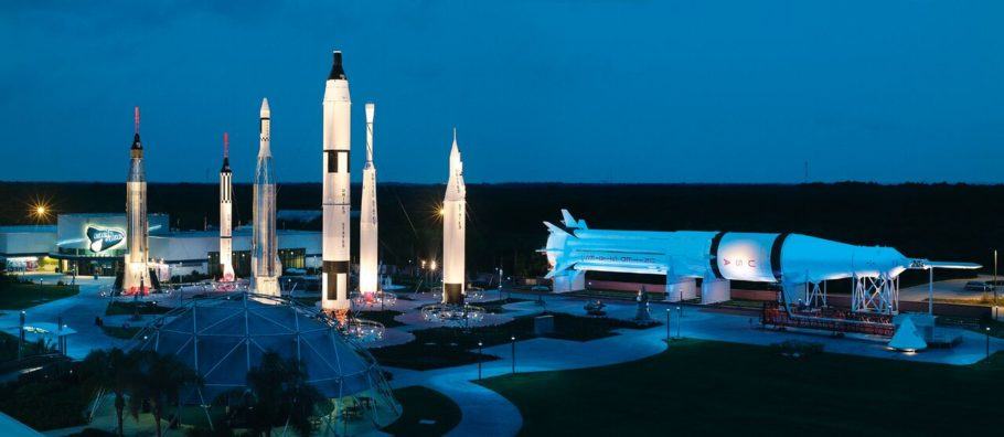 Vista do Rocket Garden (Jardim dos Foguetes, em português), no Kennedy Space Center