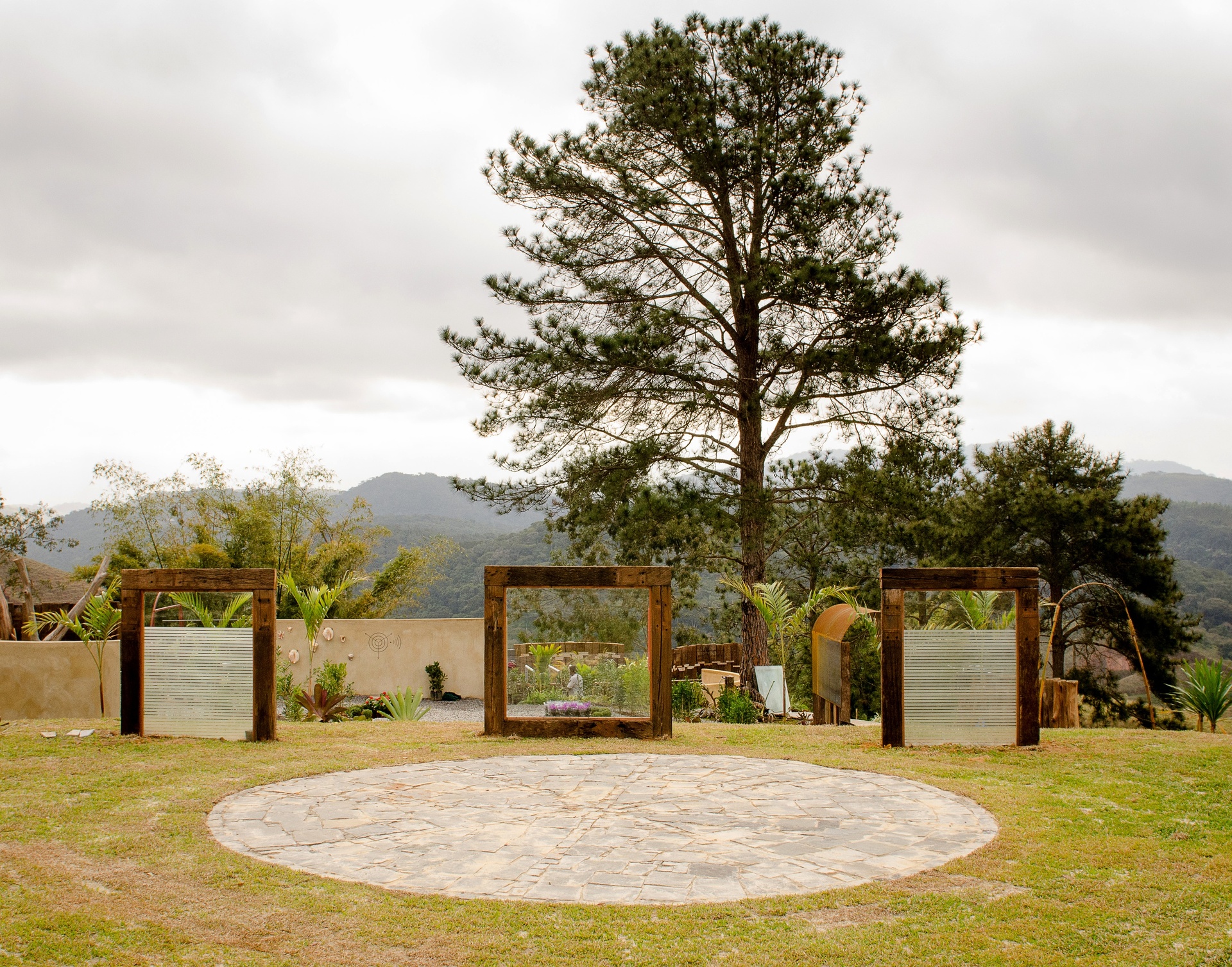 O Uaná Etê Jardim Ecológico, localizado em Paulo de Frontin, a 12 km de Vassouras, é um paraíso eco cultural aberto à visitação permanente