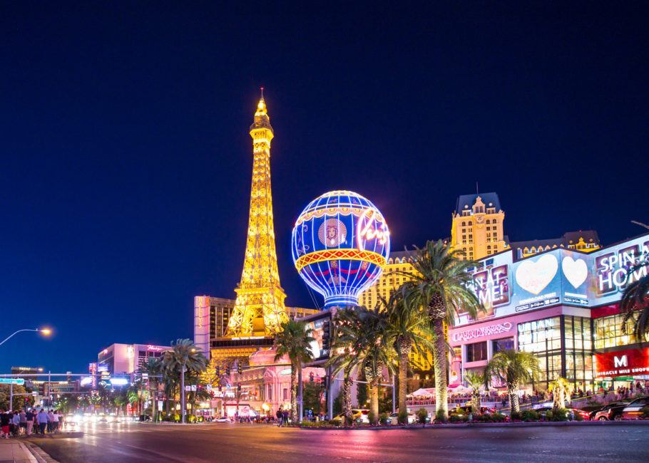 A Strip, a principal avenida de Las Vegas, onde ficam  alguns dos maiores e mais imponentes hotéis