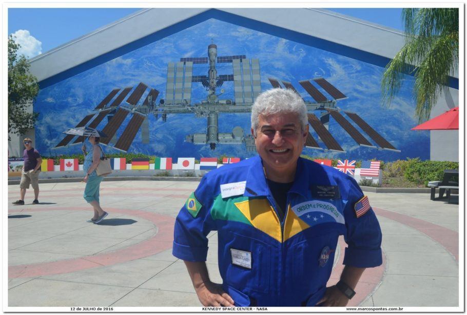 Marcos Pontes recebe turistas no complexo da Nasa na Flórida