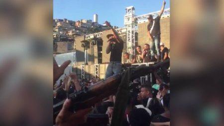 MC Tikão apareceu cantando com homens armados em baile no Rio de Janeiro