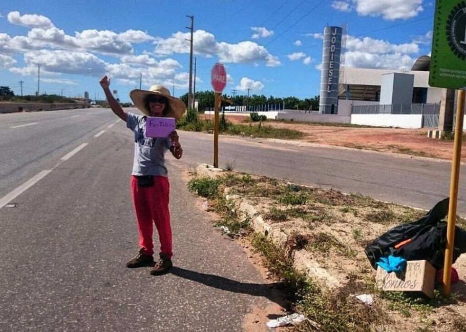 A atriz e pesquisadora Flora Mesquita resolveu botar o pé na estrada para realizar um mochilão performático após concluir curso