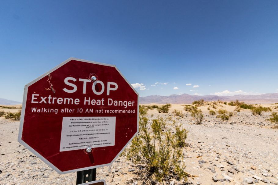 Placa alerta para evitar caminhar pelo Death Valley depois das 10h; temperaturas podem chegar facilmente a 50ºC