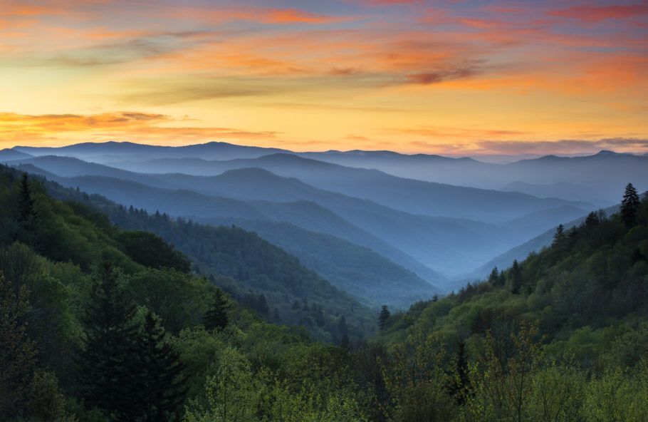 Amanhecer visto do Great Smoky Mountains National Park, em Gatlinburg, no Tennessee