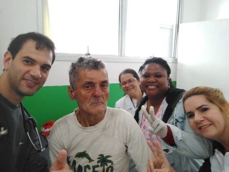 O morador de rua, que não teve a identidade revela, com o novo visual, após o atendimento personalizado do médico Bruno Chehad Pereira
