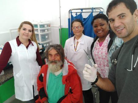 O médico Bruno Chehade Pereira e um grupo de enfermeiras transformaram o visual do morador de rua