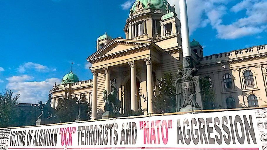 Faixa de protesto contra o bombardeio da OTAN na frente da Assembleia Nacional da Sérvia