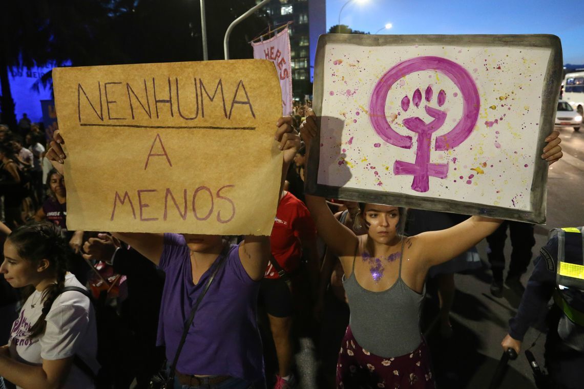 Mulheres fazem manifestação por direitos iguais em Brasília