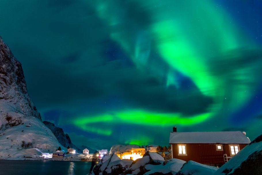 A Noruega possui uma das condições mais favoráveis para ver a aurora boreal