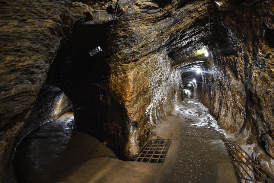 Interior da mina de ouro Chico Rei, em Ouro Preto (MG)