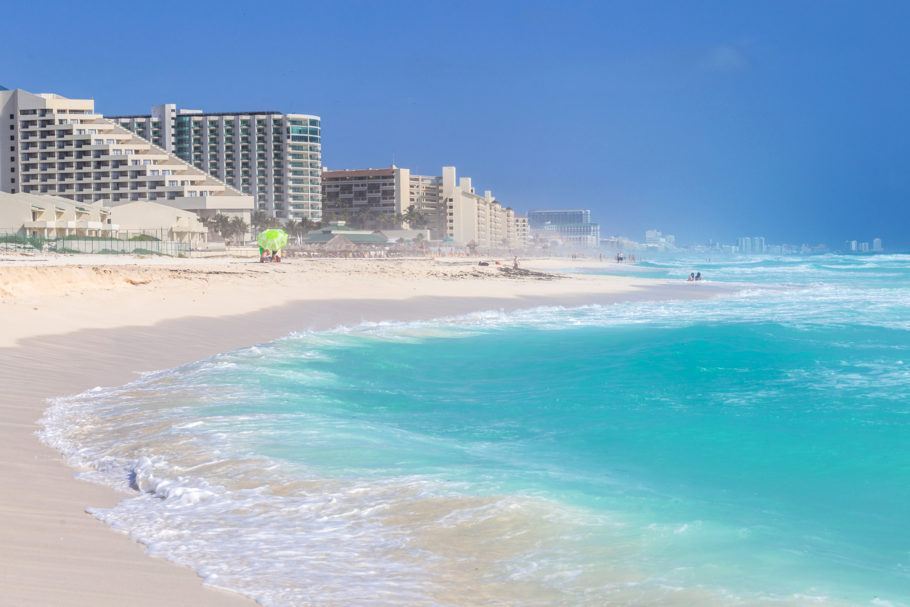 Praia na região hoteleira de Cancún, no México