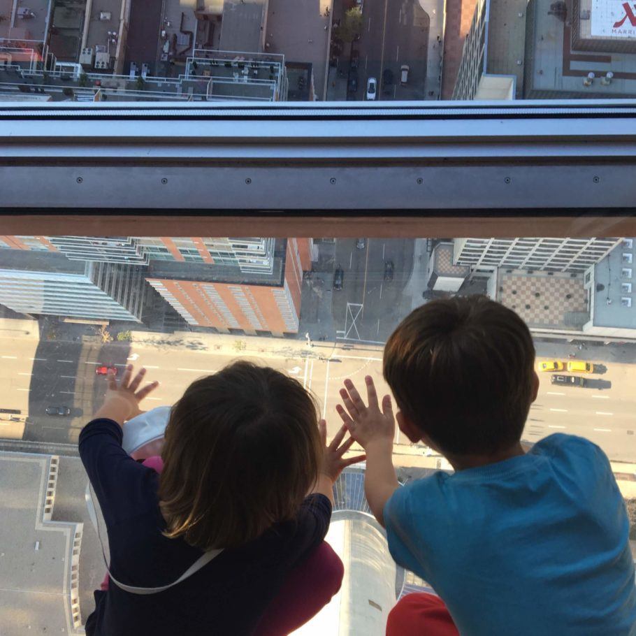 Nem todos criam coragem para se aproximar do piso de vidro no alto dos 191 metros do Calgary Tower