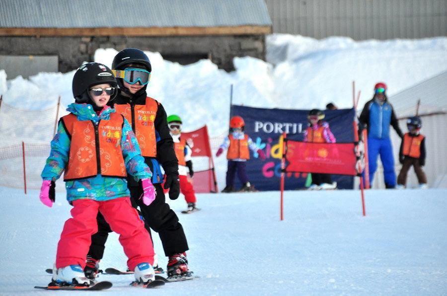 Crianças aprendem a esquiar em Portillo; a estação fica a apenas duas horas de Santiago