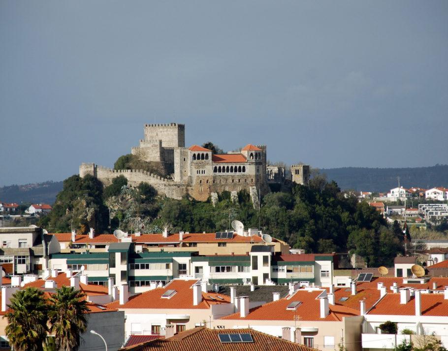 O castelo de Leiria fica num colina