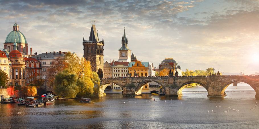 Vista panorâmica do rio Vltava e da ponte Charles, em Praga; passagens para a capital tcheca custam em média R$ 2.928