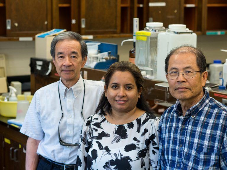 A equipe da reciclagem de óleo de cozinha: o professor Victor Lo e os pesquisadores Asha Srinivasan e Ping Liao