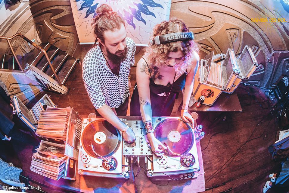 DJs Kim Cotrim e Marina Lopes garantem programação fina no Samba do Sol