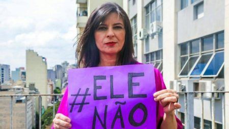 Silvia Ferraro, professora da rede pública e candidata ao Senado, adere ao movimento #EleNão