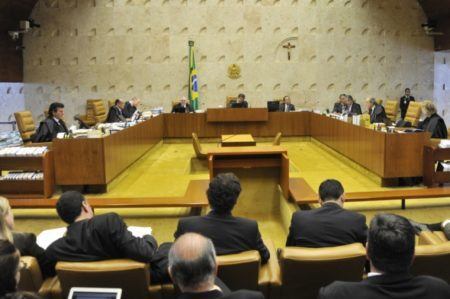 Ministro cita ‘tempos sombrios’ após fala de filho de Bolsonaro