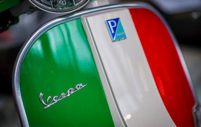 Modelo com as tradicionais cores da bandeira italiana