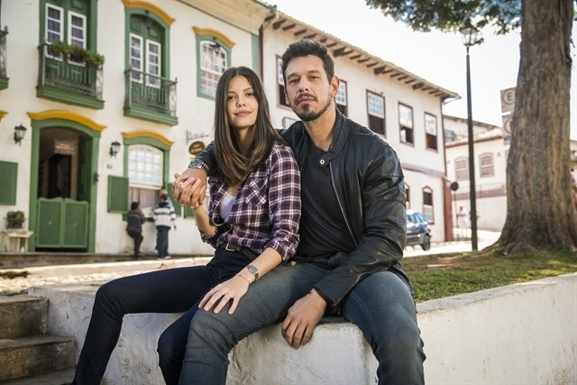 Cris (Vitória Strada) e Alain (João Vicente de Castro) são os personagens centrais de “Espelho da Vida”, nova novela da Globo