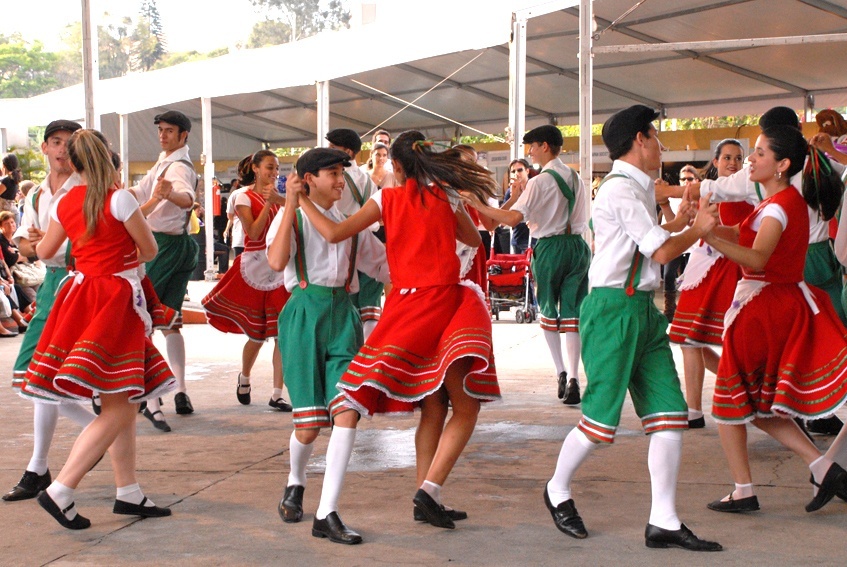 É possível conferir danças típicas que preservam a tradição de cada um dos países.