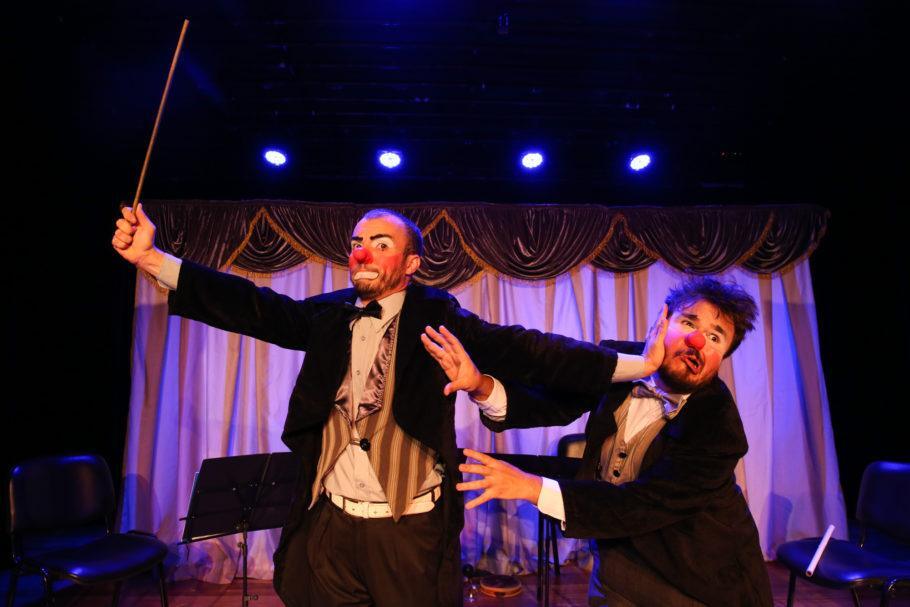 No espetáculo “2por4”, o Grupo Esparrama apresenta dois palhaços maestros que regem um quarteto de cordas