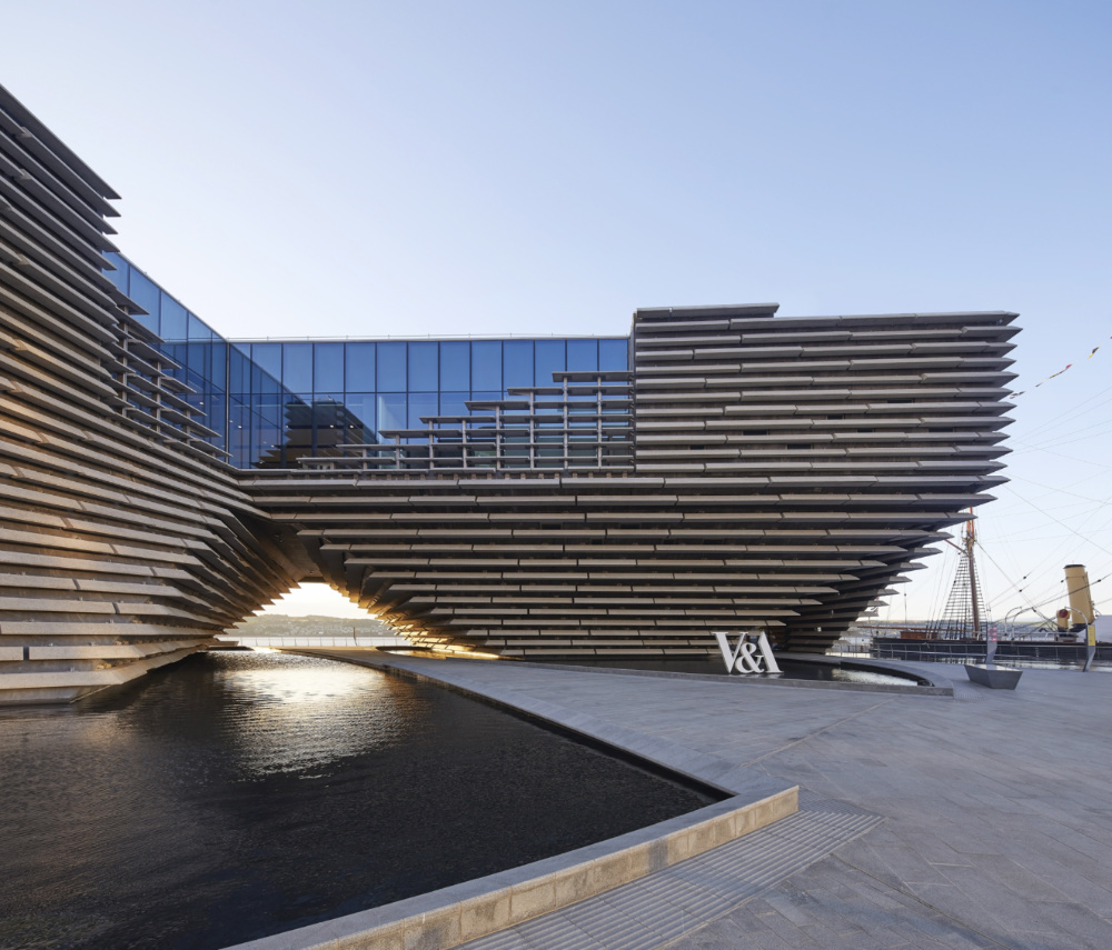 V&A Dundee foi projetado pelo arquiteto Kango Kuma, à margem do rio Tay, para conectar cidade e natureza