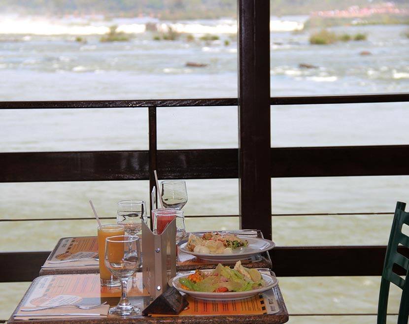 O restaurante Porto Canoas fica às margens do rio Iguaçu