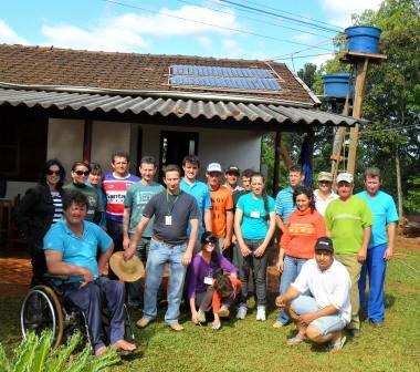 O aquecedor solar com garrafas PET e outros reciclados também pode virar fonte de renda complementar