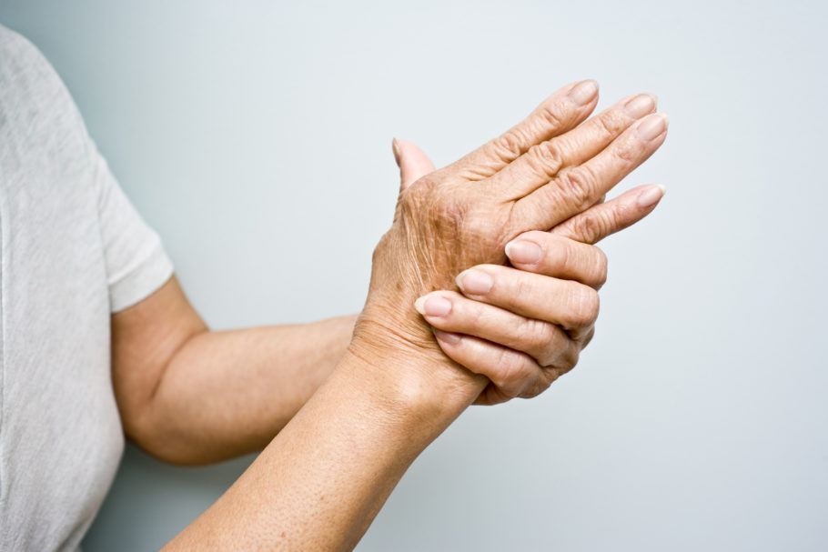Dor e rigidez são sintomas da artrite