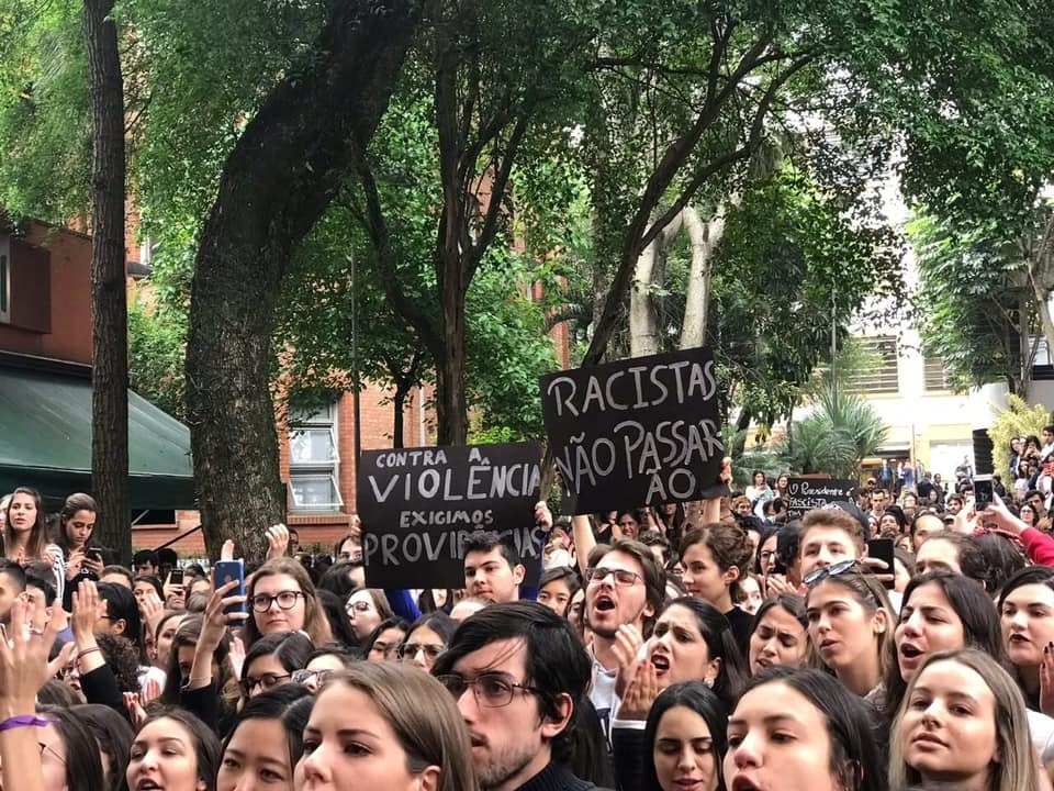 Após o caso de racismo, estudantes organizaram um protesto na universidade
